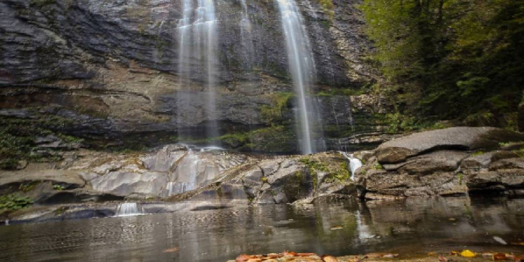 Fay kırığının mucizevi sonucu: Suuçtu Şelalesi! Sonbahar renklerine büründü: Akın akın ziyaretçileri ağırlıyor 5
